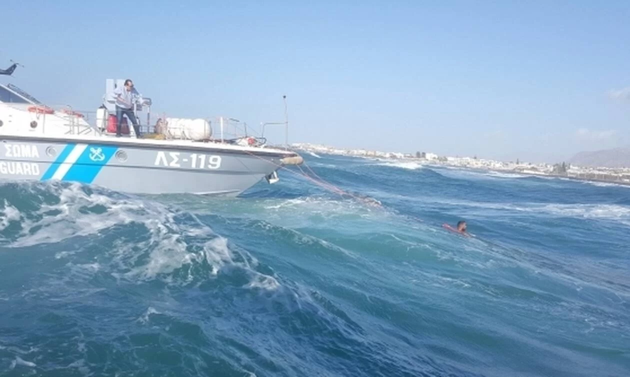 Τέσσερις άνθρωποι κόντεψαν να πνιγούν στο Ηράκλειο – Δραματικό βίντεο από τη διάσωσή τους (βίντεο)